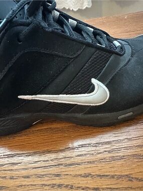 🖤🤍Nike Black Low-Top Sneaker with white Swoosh Accent.